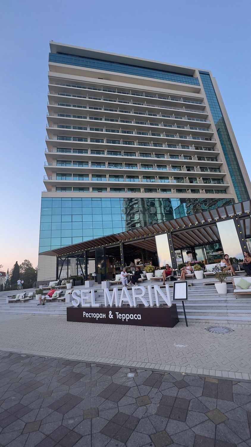 Мебель для открытой террасы при отеле на берегу Черного моря