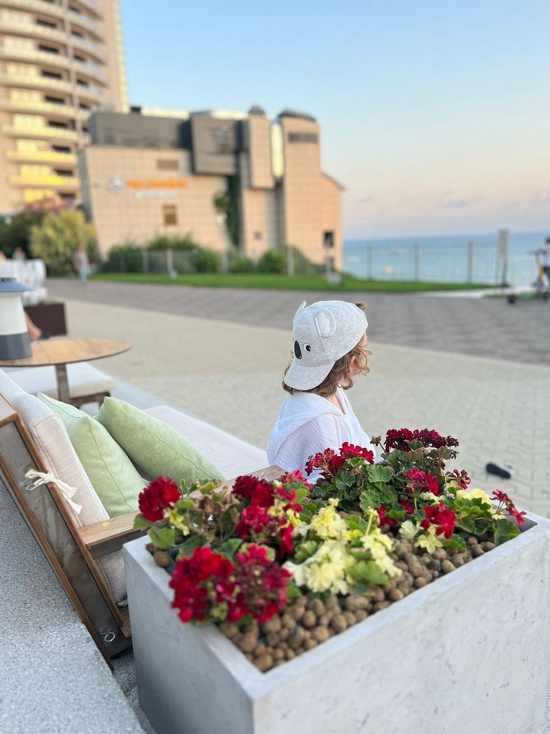Мебель для открытой террасы при отеле на берегу Черного моря